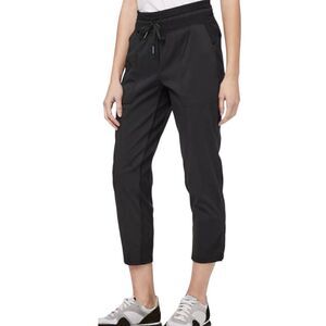 Lululemon Black Dance Studio Cropped Joggers. Size 4.
